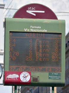 Cartel electronico en parada de autobús. Roma
