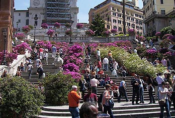 Escalinata de la Plaza de España adornada de flores
