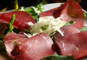 Bresaola, rughetta y queso parmigiano
