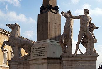 Obelisco del Quirinal, con las estatuas de Cástor y Pólux