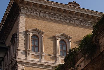 Palazzo Farnese. Ventanas superiores
