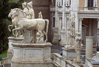Piazza del Campidoglio. Estatuas