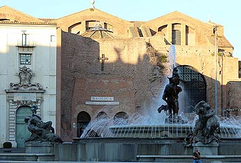 Fuente de las Náyades ante la fachada de Santa María de los Ángeles