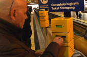 máquina para timbrar billete de tren